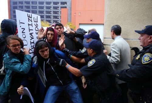 学生抗议加州大学涨学费