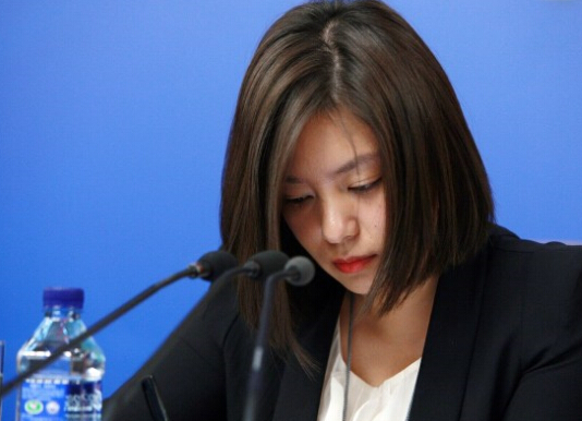 美女翻译张璐亮相总理记者会 曾翻译古诗词走红