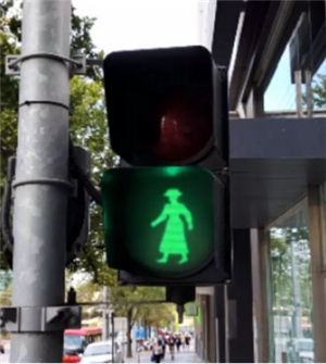 墨尔本红绿灯穿上裙子，但可不是为了庆祝妇女节
